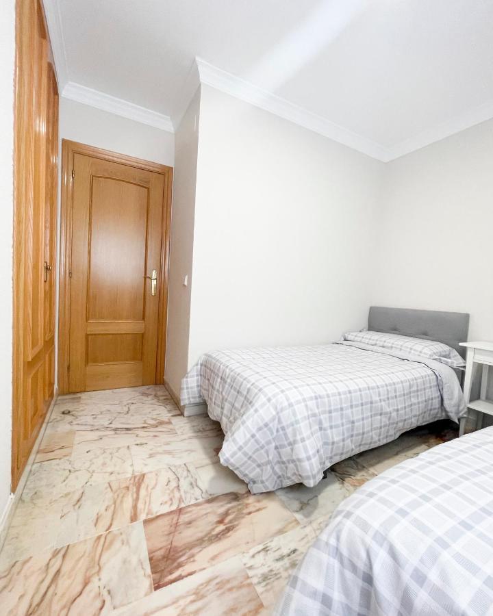 דירות Holidays2Malaga Tomas De Echeverria 150 Mts To Beach & High Speed Wifi & Parking מראה חיצוני תמונה