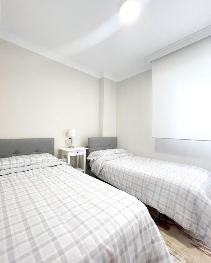 דירות Holidays2Malaga Tomas De Echeverria 150 Mts To Beach & High Speed Wifi & Parking מראה חיצוני תמונה